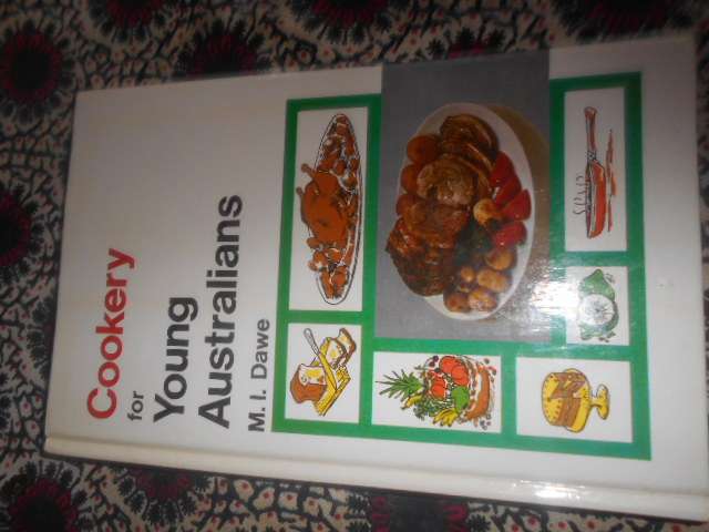 COOKERY FOR YOUNG AUSTRALIANS M.I. DAWE  Whitcombe & Tombs 1971