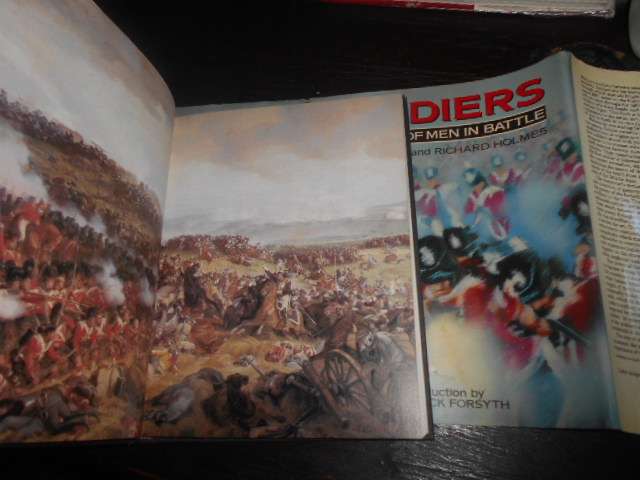 SOLDIERS - A HISTORY OF MEN IN BATTLE - J KEEGAN & R HOLMES illus 1985 ed
