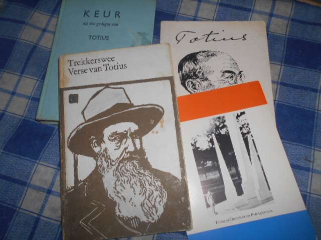 DRIE  TOTIUS BOEKE  (GEDIGTE (1. TREKKERSWEE, 2. KEUR VERSE) 3. HERINNERINGSBOEKIE  1877-1977