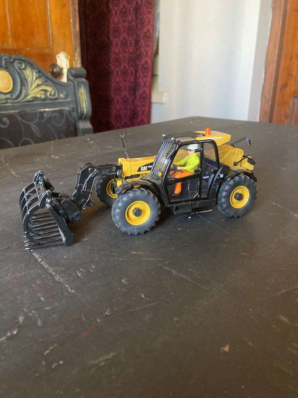 CAT TELEHANDLER BY DIE CAST MASTERS 1:25 SCALE