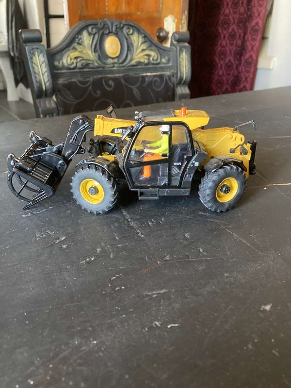 CAT TELEHANDLER BY DIE CAST MASTERS 1:25 SCALE