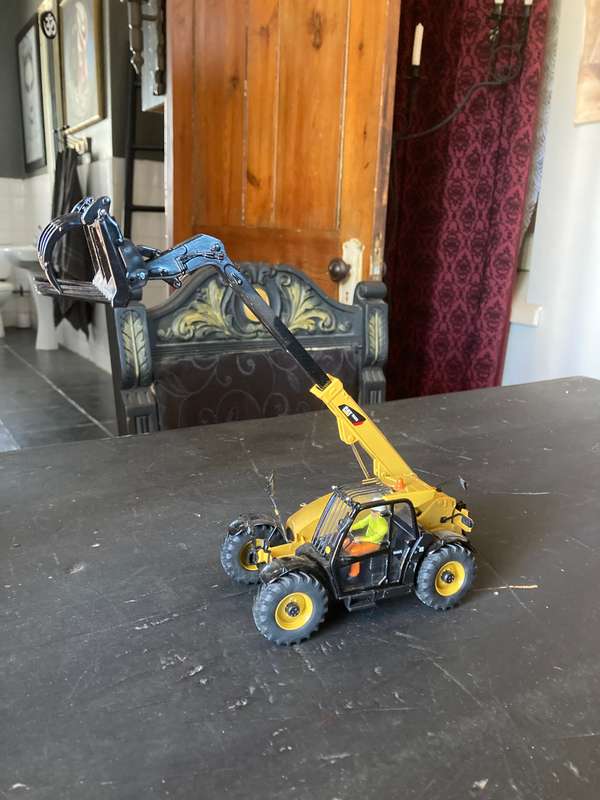 CAT TELEHANDLER BY DIE CAST MASTERS 1:25 SCALE