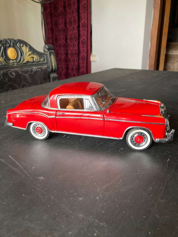 1958 MERCEDES BENZ 220 SE BY SUNSTAR 1:18 SCALE
