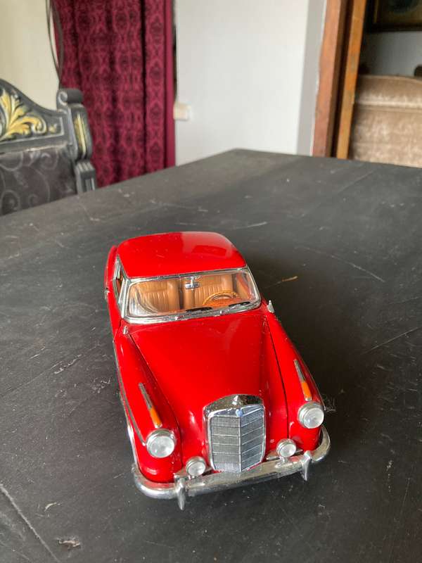 1958 MERCEDES BENZ 220 SE BY SUNSTAR 1:18 SCALE
