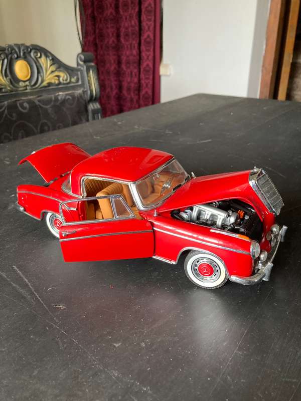 1958 MERCEDES BENZ 220 SE BY SUNSTAR 1:18 SCALE