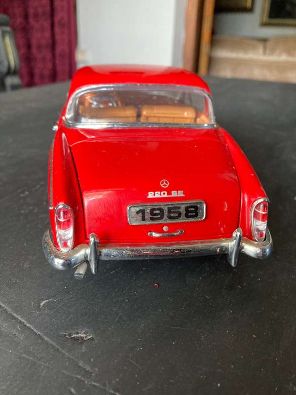 1958 MERCEDES BENZ 220 SE BY SUNSTAR 1:18 SCALE
