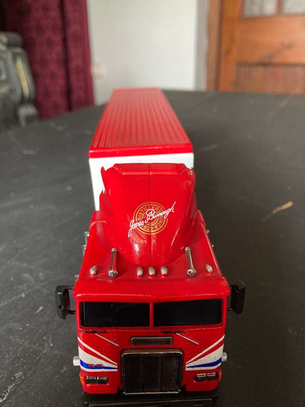 FREIGHTLINER TRUCK AND TRAILER BY MATCHBOX 1:53 SCALE