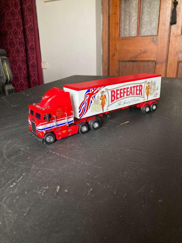 FREIGHTLINER TRUCK AND TRAILER BY MATCHBOX 1:53 SCALE