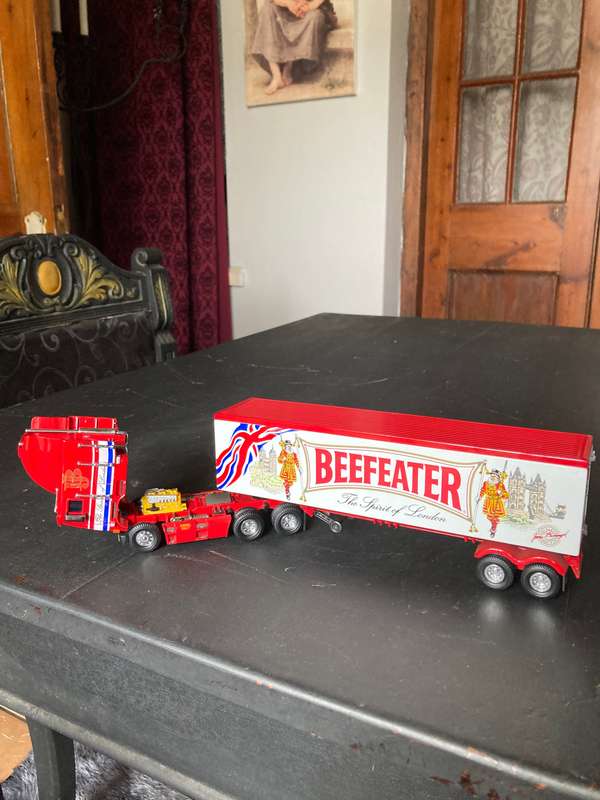 FREIGHTLINER TRUCK AND TRAILER BY MATCHBOX 1:53 SCALE