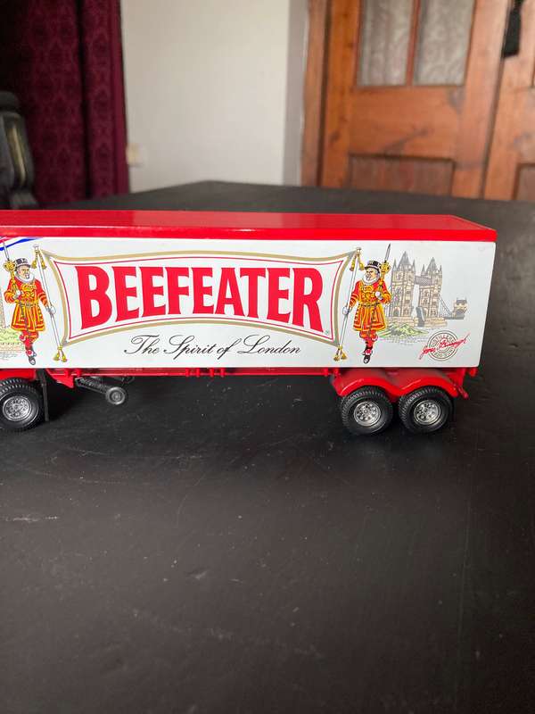 FREIGHTLINER TRUCK AND TRAILER BY MATCHBOX 1:53 SCALE