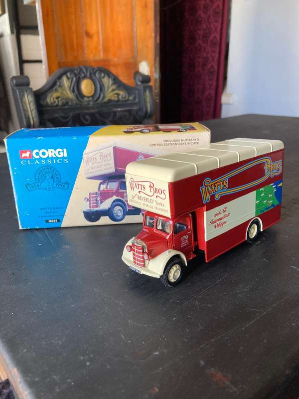 BEDFORD PANTECHNICON BY CORGI 1: 50 SCALE