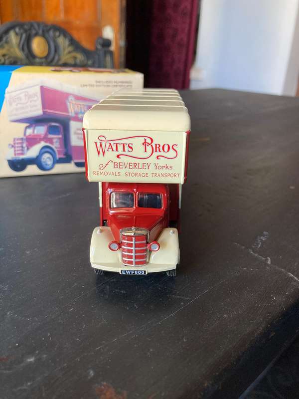 BEDFORD PANTECHNICON BY CORGI 1: 50 SCALE