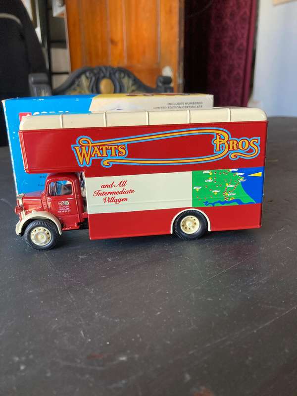 BEDFORD PANTECHNICON BY CORGI 1: 50 SCALE