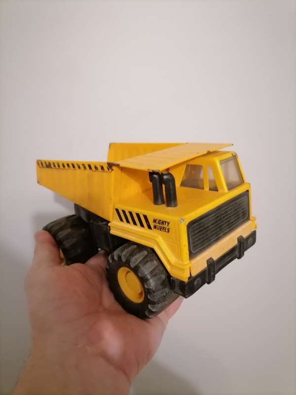 SOMA MIGHTY WHEELS YELLOW DUMP TRUCK DIE CAST METAL vintage 1998