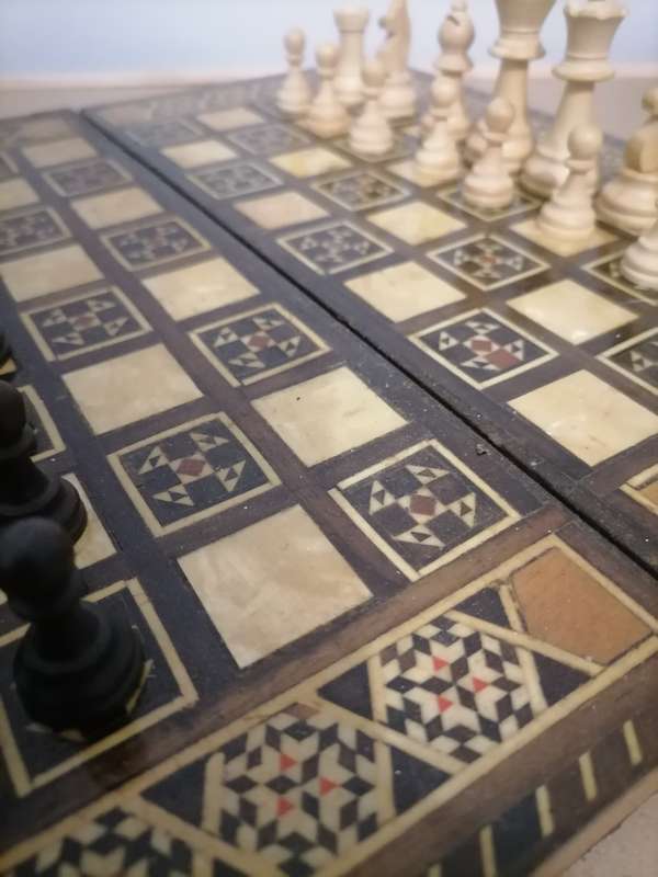 African Hand MADE MOTHER OF Pearl Inlay Chess Set - Travel lockable case - + Back Gammon - COMPLETE