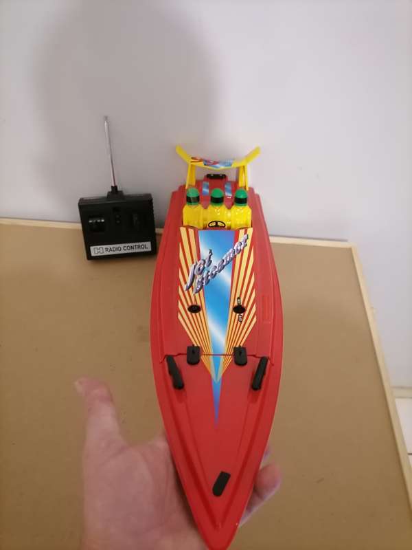 1980's - Jet Stream Radio Control RC Electric Racing Boat with Remote - 59 CM X 16 CM 100% WORKING