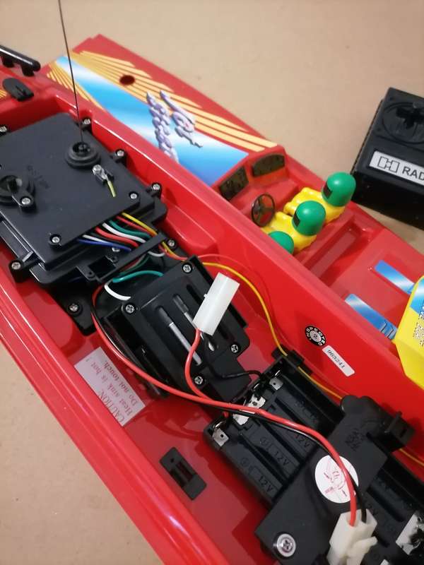 1980's - Jet Stream Radio Control RC Electric Racing Boat with Remote - 59 CM X 16 CM 100% WORKING