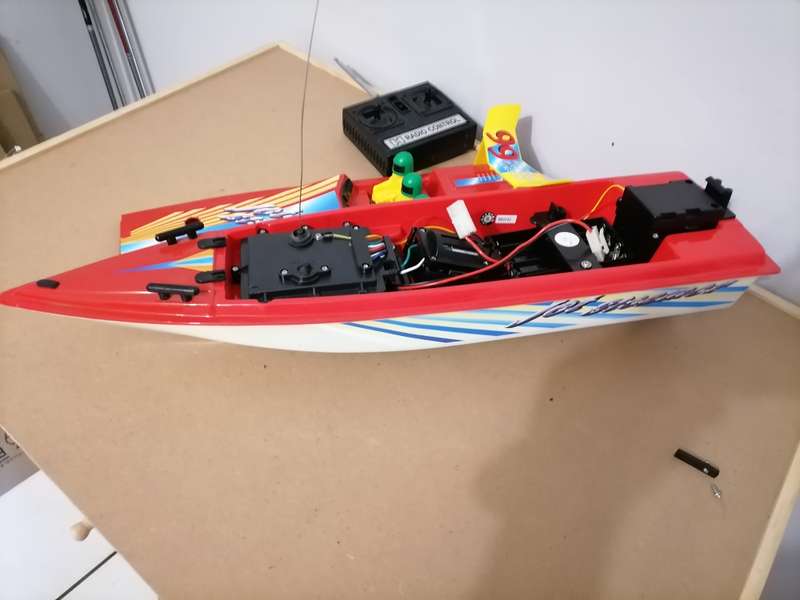 1980's - Jet Stream Radio Control RC Electric Racing Boat with Remote - 59 CM X 16 CM 100% WORKING