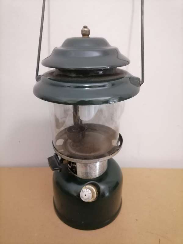 VINTAGE 1989 COLEMAN MODEL 214A700 KEROSENE LANTERN, ORIGINAL GLASS - MADE IN USA 0591 - WORKING