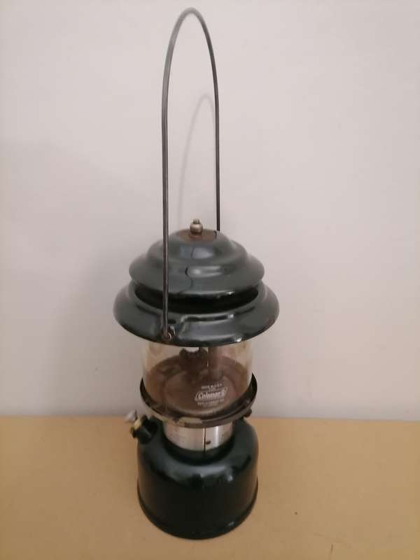 VINTAGE 1989 COLEMAN MODEL 214A700 KEROSENE LANTERN, ORIGINAL GLASS - MADE IN USA 0591 - WORKING