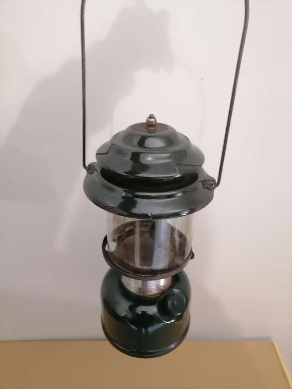 VINTAGE 1989 COLEMAN MODEL 214A700 KEROSENE LANTERN, ORIGINAL GLASS - MADE IN USA 0591 - WORKING
