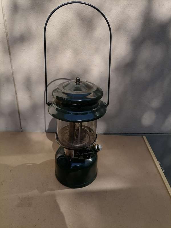 VINTAGE 1989 COLEMAN MODEL 214A700 KEROSENE LANTERN, ORIGINAL GLASS - MADE IN USA 0591 - WORKING
