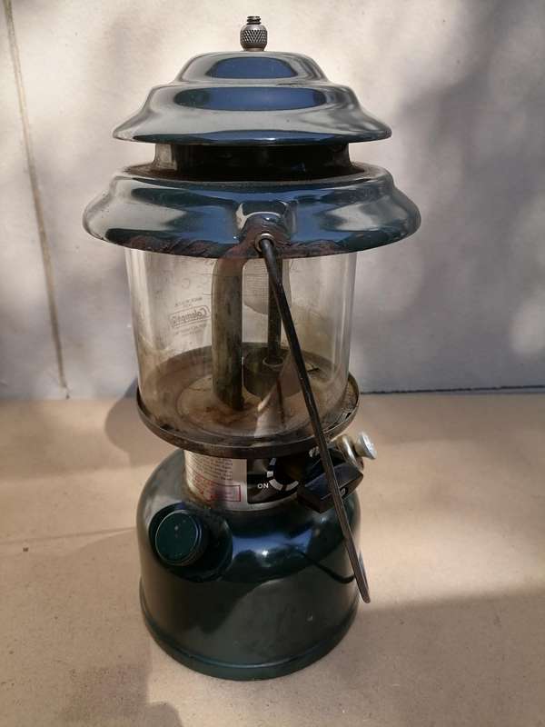 VINTAGE 1989 COLEMAN MODEL 214A700 KEROSENE LANTERN, ORIGINAL GLASS - MADE IN USA 0591 - WORKING