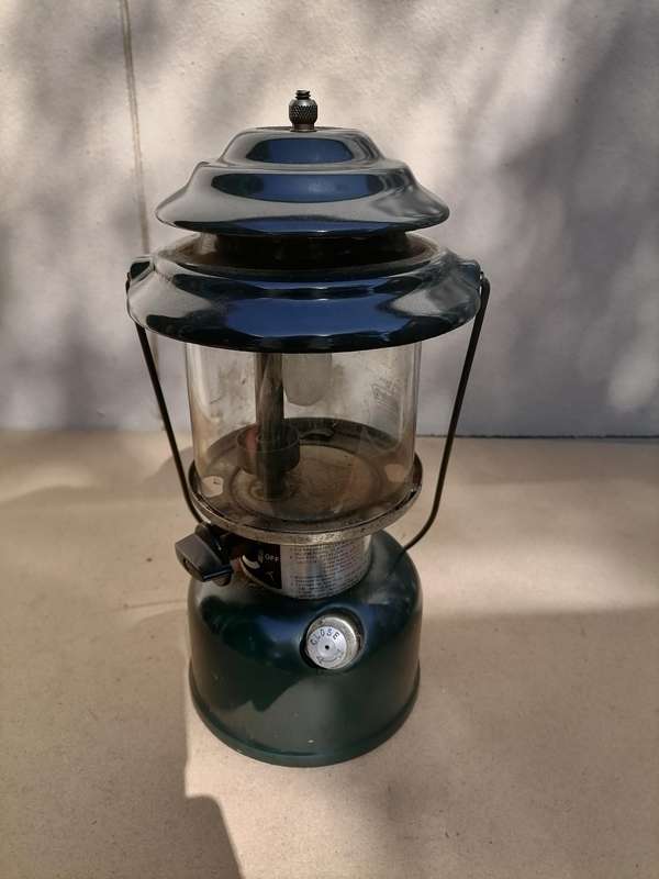VINTAGE 1989 COLEMAN MODEL 214A700 KEROSENE LANTERN, ORIGINAL GLASS - MADE IN USA 0591 - WORKING