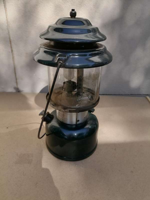 VINTAGE 1989 COLEMAN MODEL 214A700 KEROSENE LANTERN, ORIGINAL GLASS - MADE IN USA 0591 - WORKING
