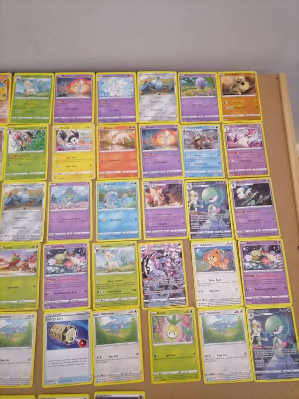 131 Pokémon Cards 2022 - AMAZING BUNDLE - PLEASE VIEW ORIGINAL PICTURES