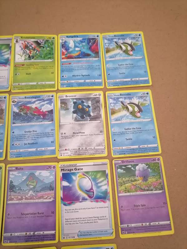 131 Pokémon Cards 2022 - AMAZING BUNDLE - PLEASE VIEW ORIGINAL PICTURES