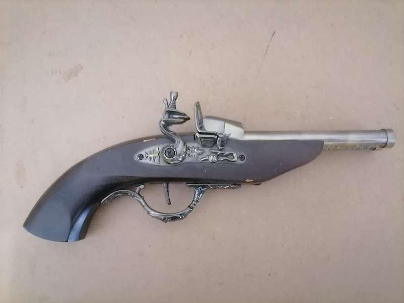 Flintlock Replica Pistol Lighter made from wood and pewter - 100% WORKING