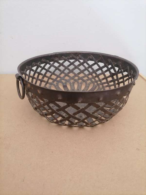 VINTAGE RARE OVAL SHAPE RUSTIC IRON FRUIT / VEGETABLE BASKET, KITCHENWARE