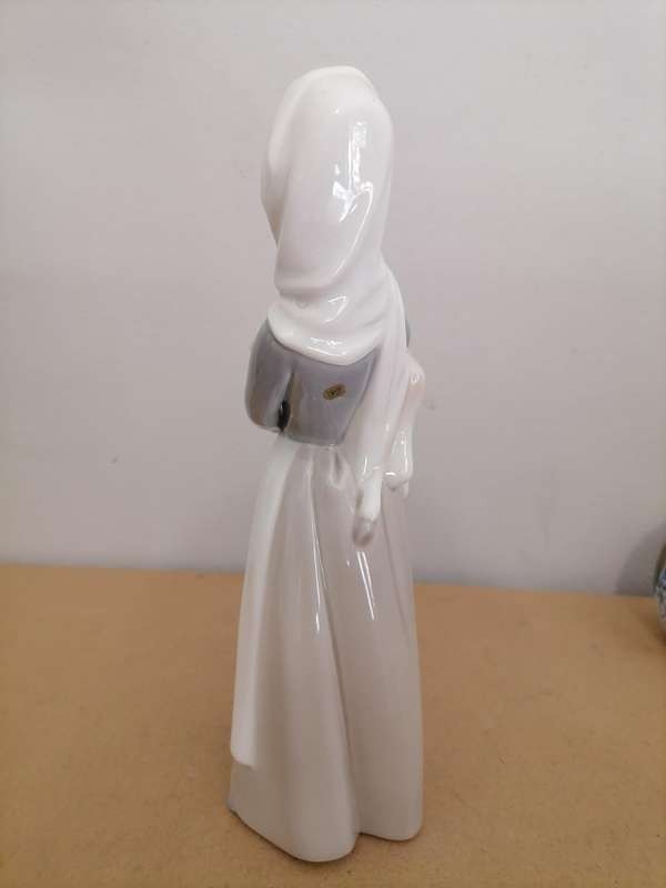 Lladro G 08 D /15 - Girl With Lamb / Woman with Sheep - MADE IN SPAIN - 27,5 CM - unglazed porcelain