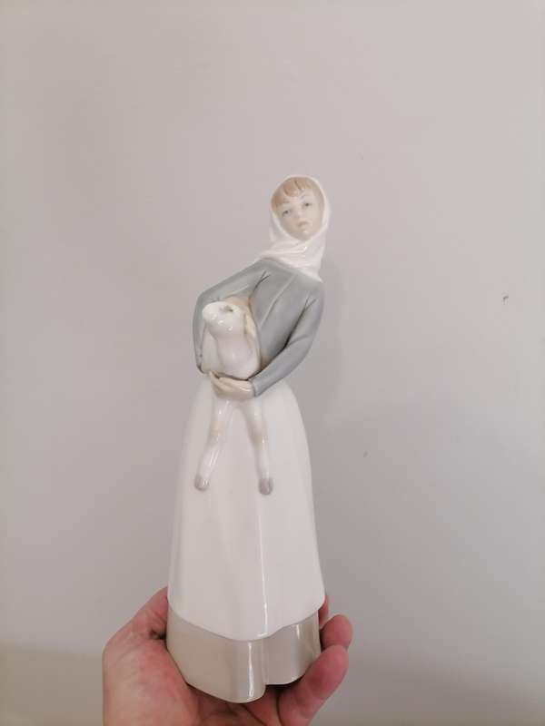 Lladro G 08 D /15 - Girl With Lamb / Woman with Sheep - MADE IN SPAIN - 27,5 CM - unglazed porcelain