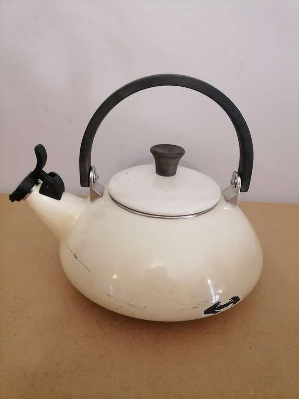 LE CREUSET Yellow Citrus Classic Whistling Kettle TEA KETTLE - 1,5 L - Hard To Find