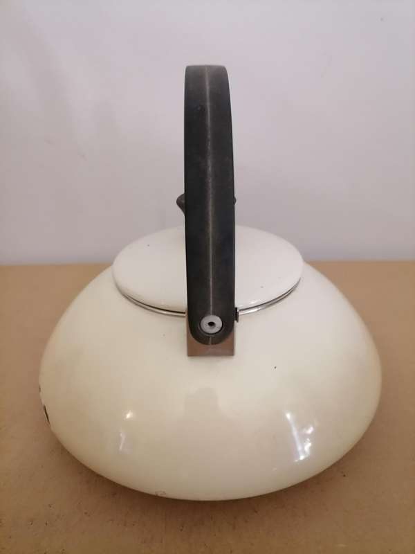 LE CREUSET Yellow Citrus Classic Whistling Kettle TEA KETTLE - 1,5 L - Hard To Find