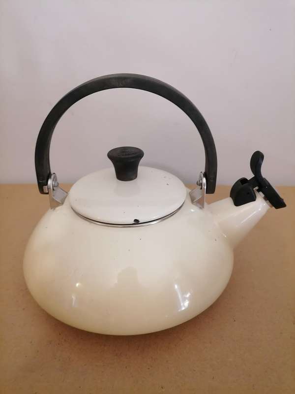 LE CREUSET Yellow Citrus Classic Whistling Kettle TEA KETTLE - 1,5 L - Hard To Find