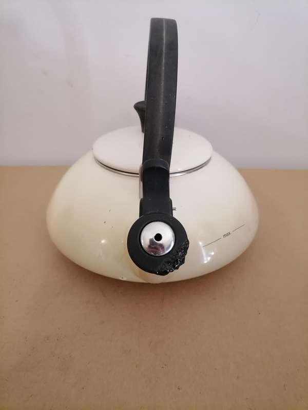 LE CREUSET Yellow Citrus Classic Whistling Kettle TEA KETTLE - 1,5 L - Hard To Find