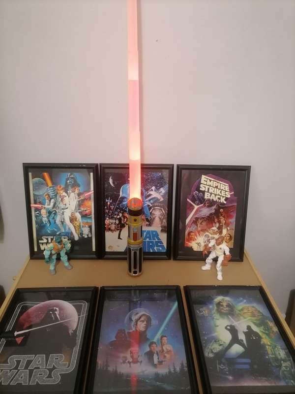 MASSIVE ORIGINAL STAR WARS BUNDEL - 1 Bladebuilders Force Master Lightsaber MULTI-COLORED - 6 FRAMED