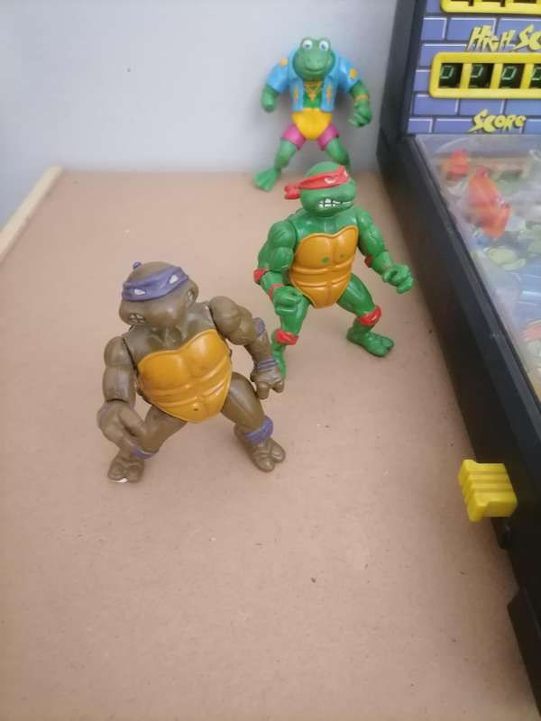 Vintage 1988 TEENAGE MUTANT NINJA TURTLES BUNDEL WITH PINBALL MACHINE