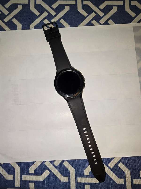 Samsung Galaxy Watch 4 - with charger (excellent condition - used a few times only)