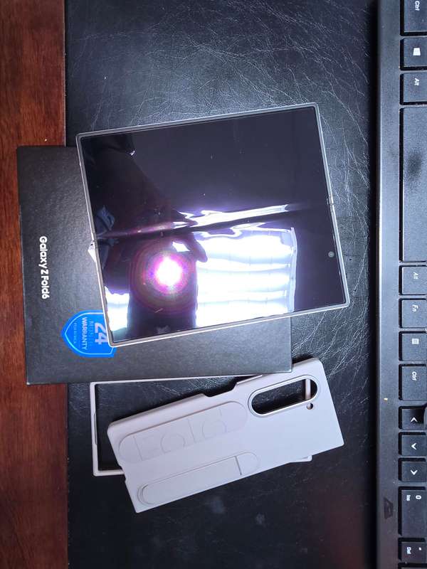 Samsung Galaxy Z Fold 6 256gb dual sim - Like new, switched on once or twice