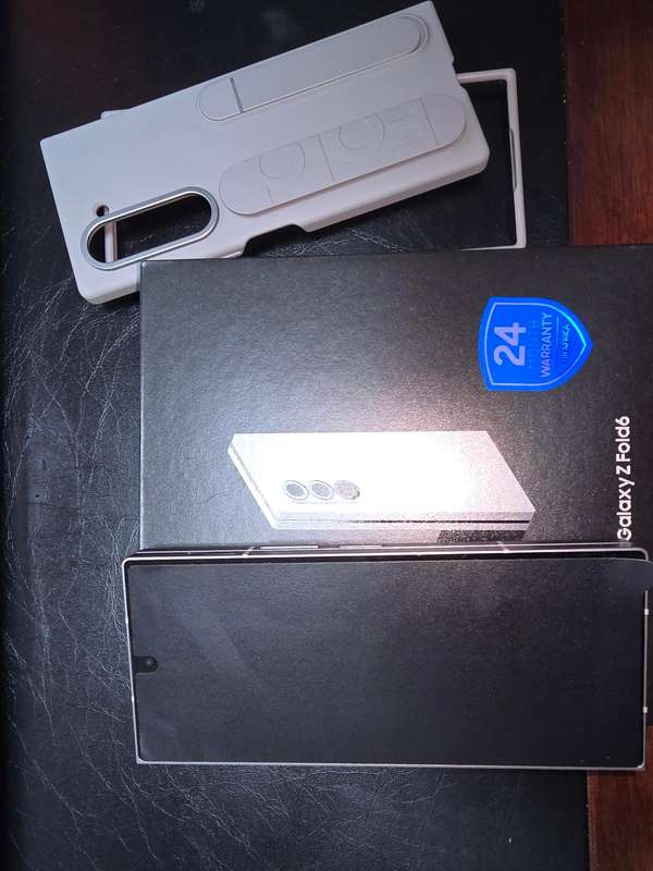 Samsung Galaxy Z Fold 6 256gb dual sim - Like new, switched on once or twice