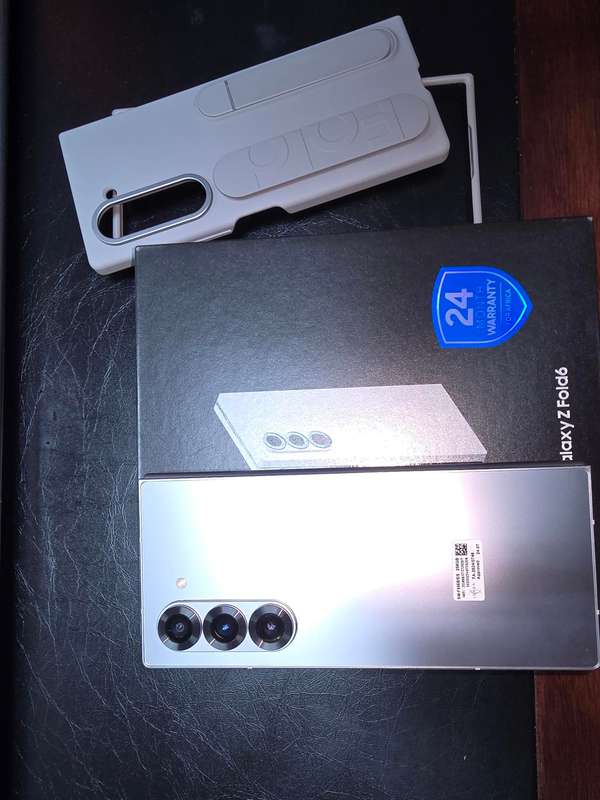 Samsung Galaxy Z Fold 6 256gb dual sim - Like new, switched on once or twice
