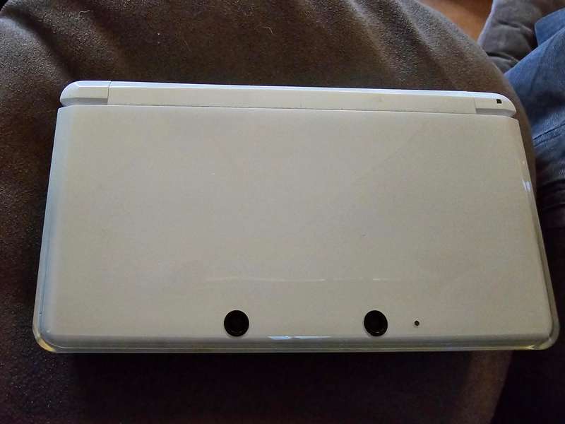 Nintendo 3DS Console - White - very good condition with hard shell case