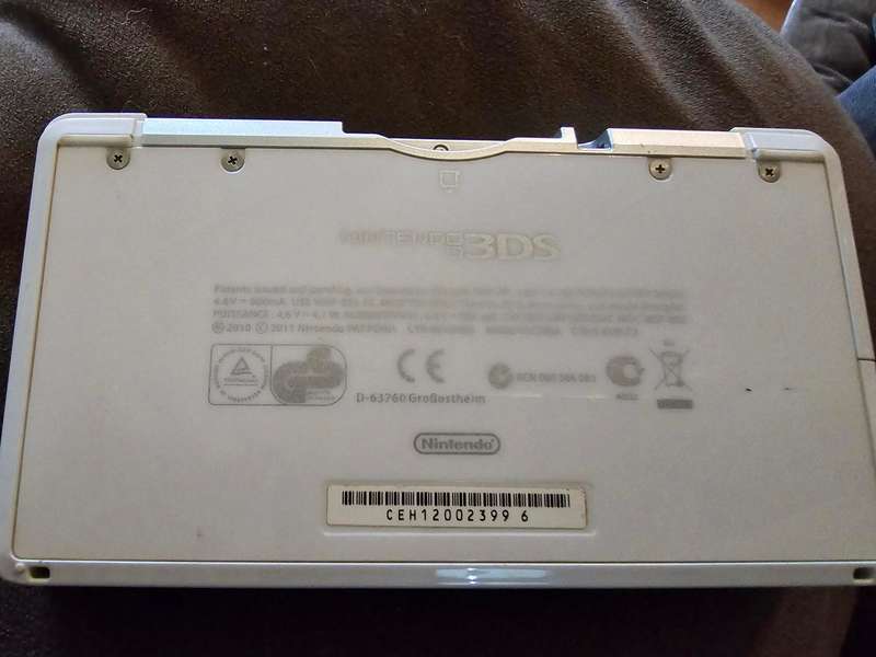Nintendo 3DS Console - White - very good condition with hard shell case