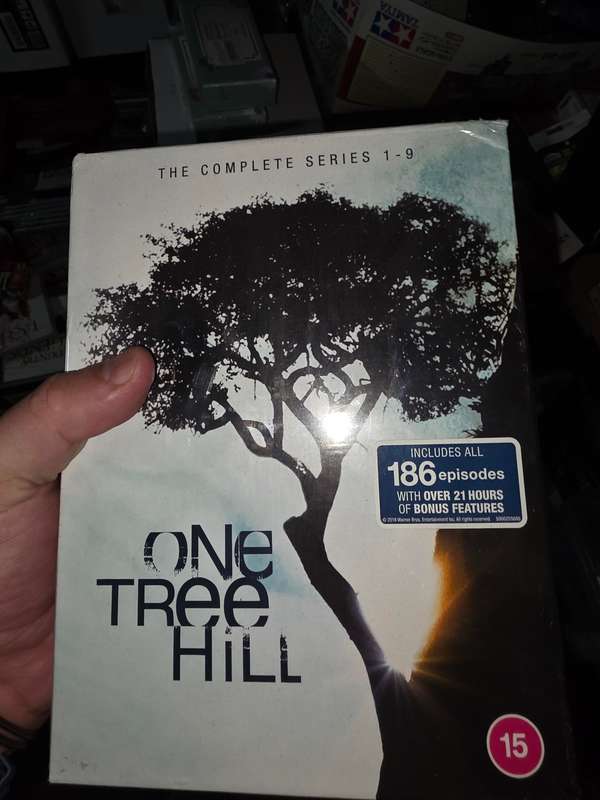 One Tree Hill - Complete Season 1 - 9 Boxset - brand new with slight damage to boxset