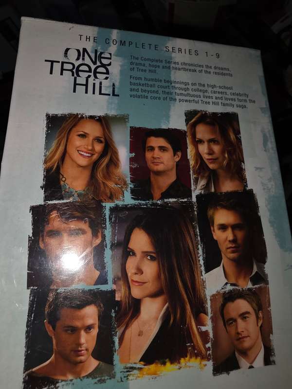 One Tree Hill - Complete Season 1 - 9 Boxset - brand new with slight damage to boxset