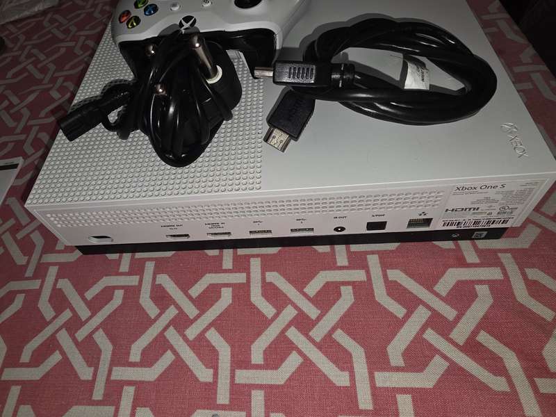 Xbox One S - Very good Condition with 1 Controller - 500gb
